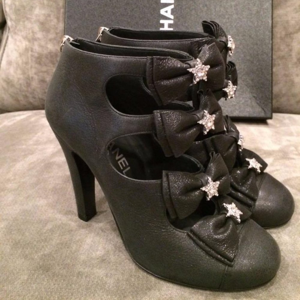 CHANEL Black High Heels with Bow Details - Picture 5 of 11